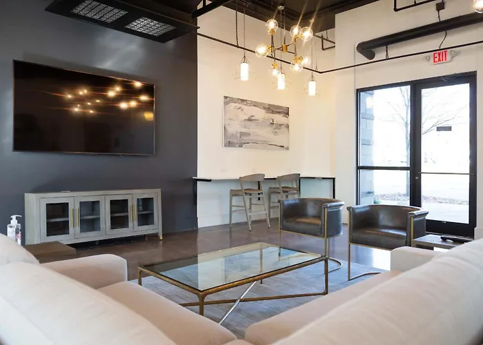 Spacious 2Bd With Private Balcony And Free Parking